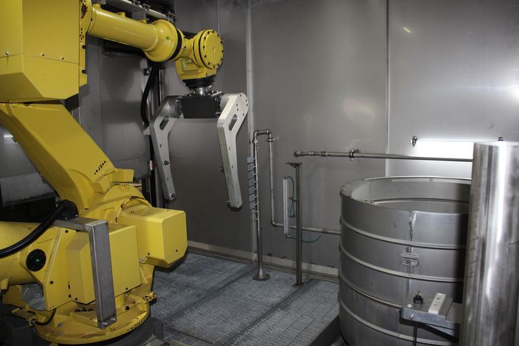 In tunnel washers the most common application is to use spraying nozzles to mechanically remove particles from the parts.